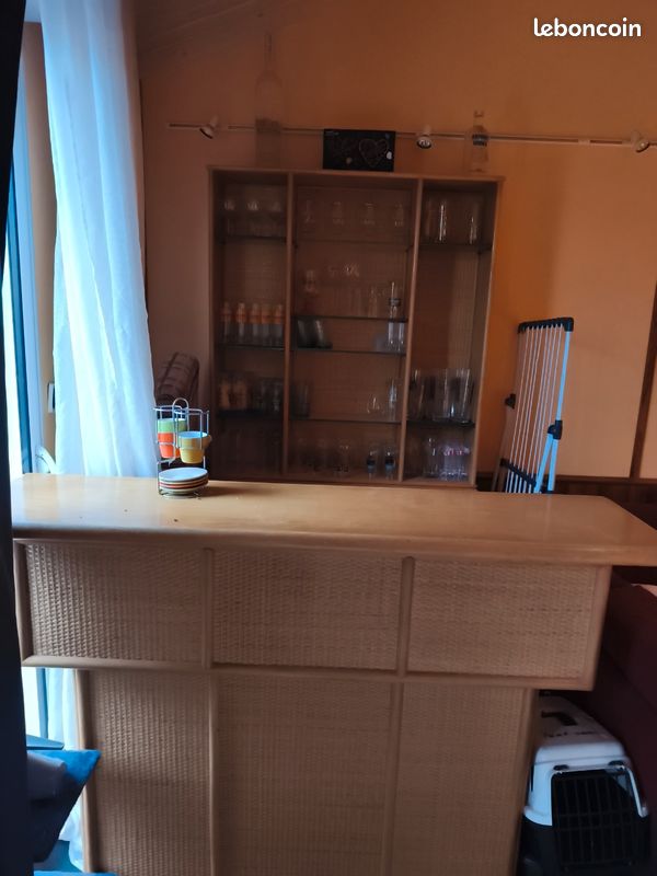 Bar avec chaise et meuble (image 1)