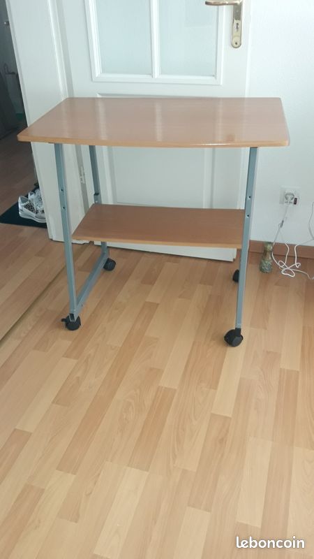 Petit bureau sur roulettes (image 2)