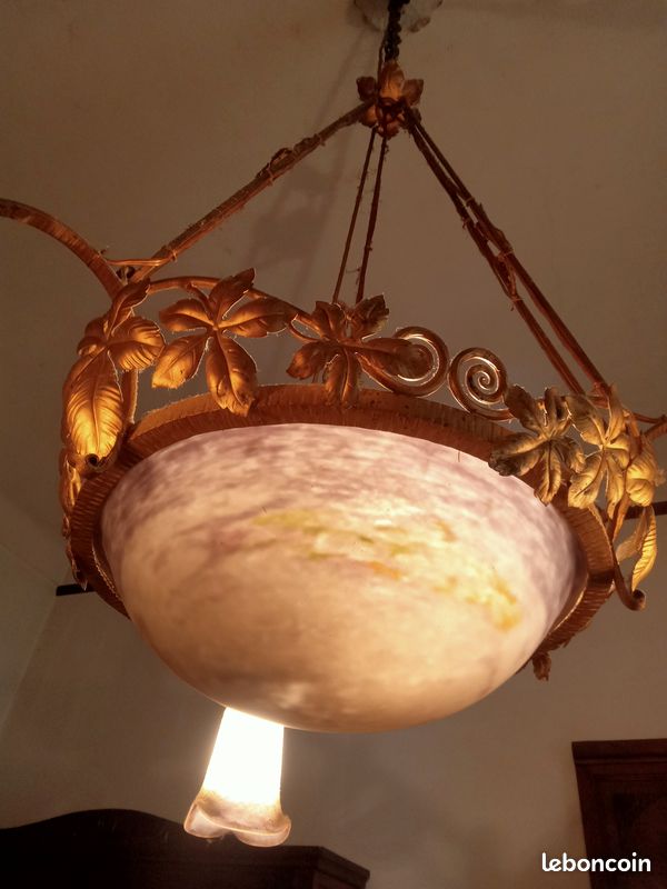 Lustre Art Déco Rare Signé Jean Noverdy – Fer Forgé & Pâte De Verre Marmoréen