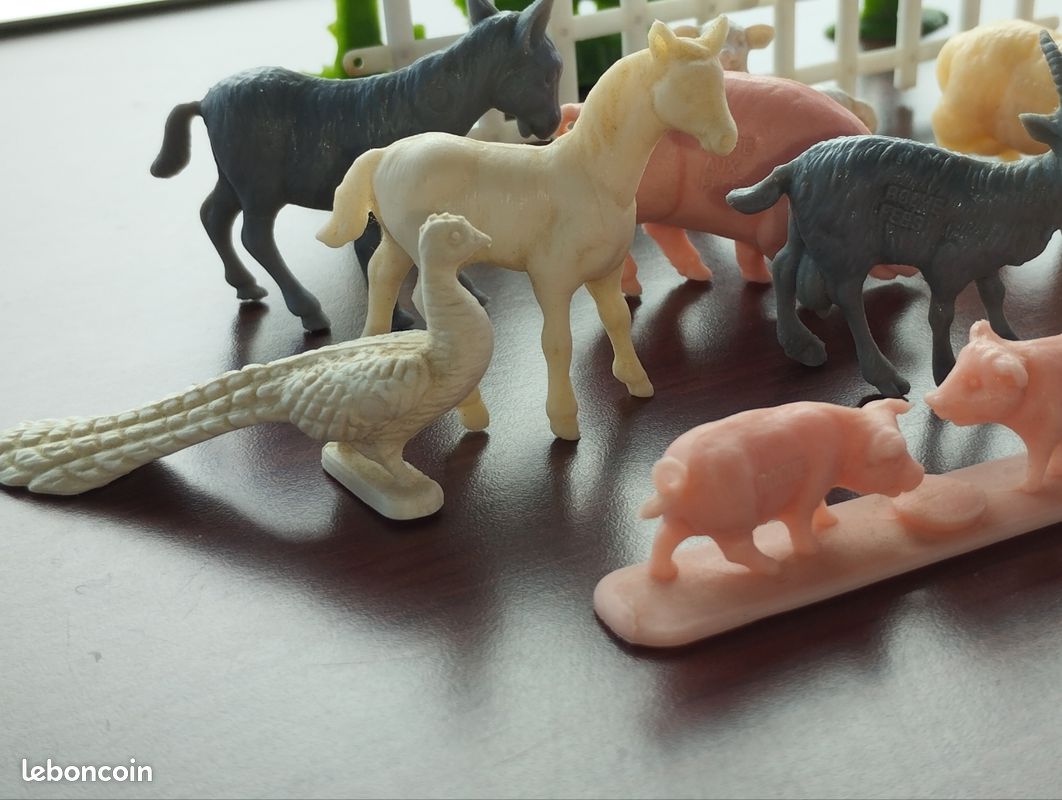 Collecte De Différents Personnages De Jouets Provenant De Kinder