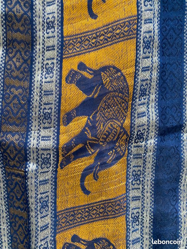 Jolie foulard motifs éléphants en soie (image 6)
