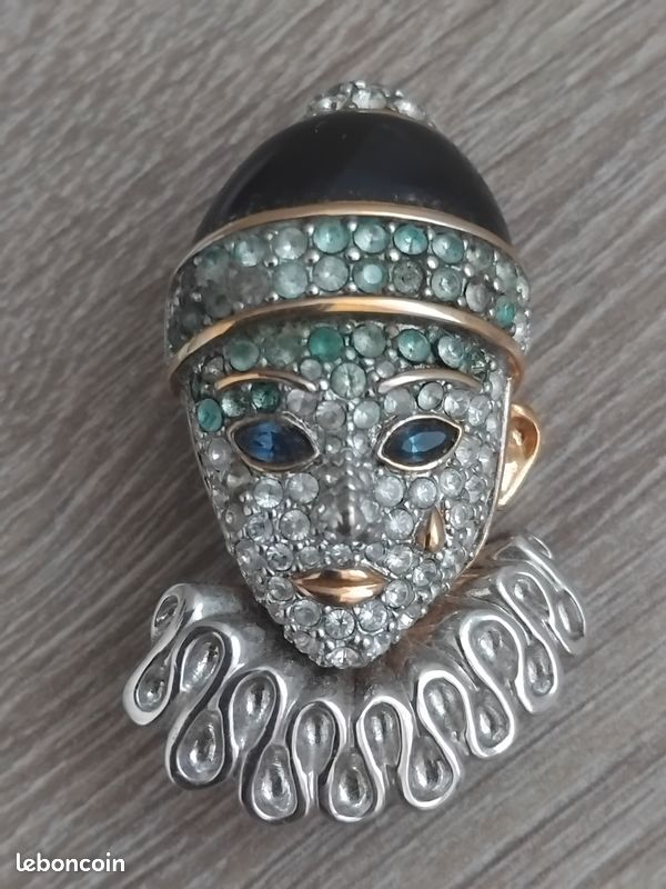 Broche Arlequin Vintage – Bijou Fantaisie Avec Style Théâtral Et Usure Visible