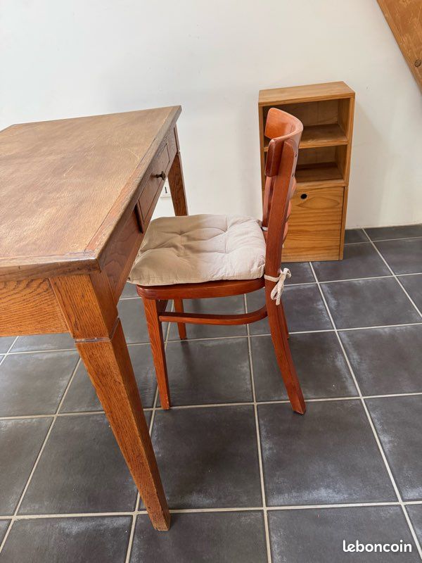 Bureau avec la chaise en bois (image 2)