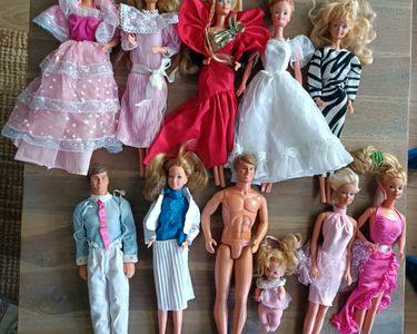 LOT DE 10 Barbies en tenue et bon état De 1993 EUR 37,50 - FR