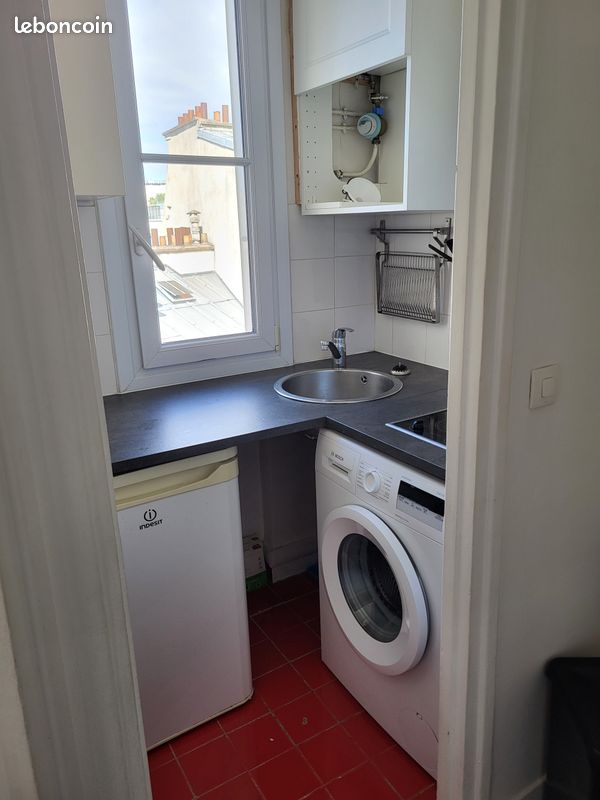 Studio lumineux de 15 m² avec balcon et vue sur les toits (image 3)