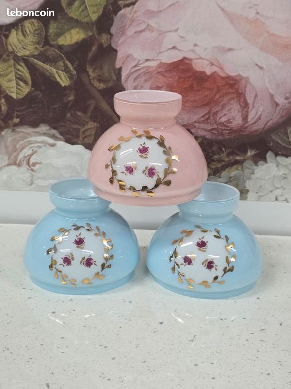 Abat-jour vintage en opaline dentelée