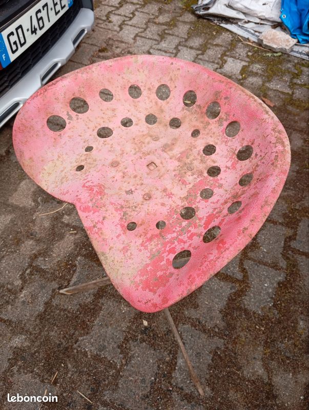 Selle de tracteur ancienne sur pied (image 2)