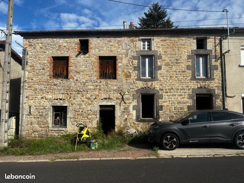 Maison 2 pièces 180 m² · à Arconsat · 180 m² · 28 000 €