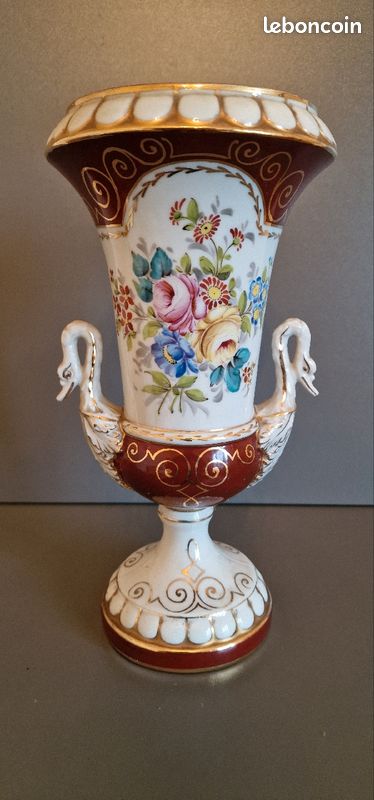 Ancien vase porcelaine, motif floral et tête de Cygne, Verrerie Au Pere Fragile, Avallon (image 1)