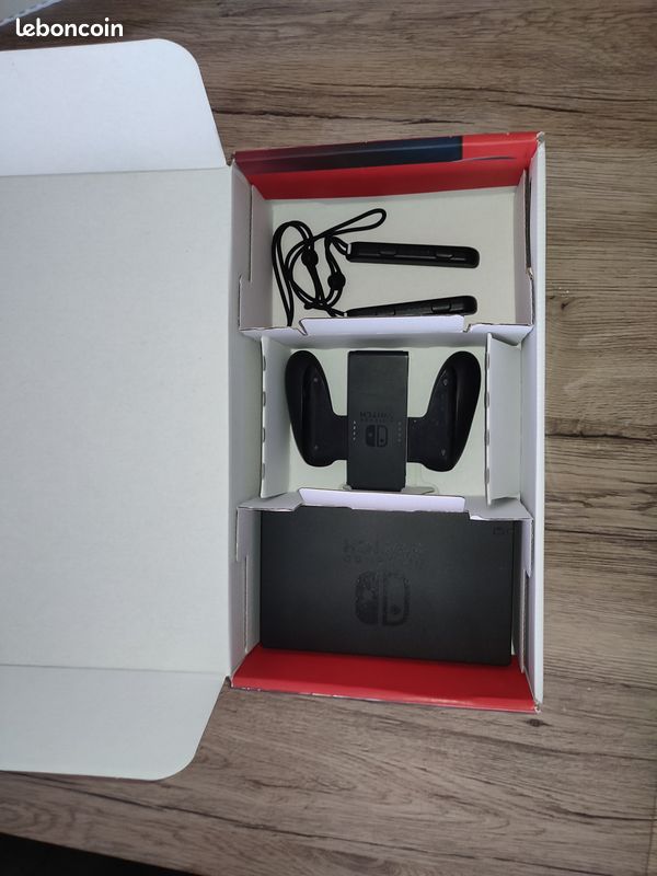Nintendo Switch (Joy-Con rouge & bleu) + Minecraft + SSD 120 Go – Très bon état (sans chargeur) (image 2)