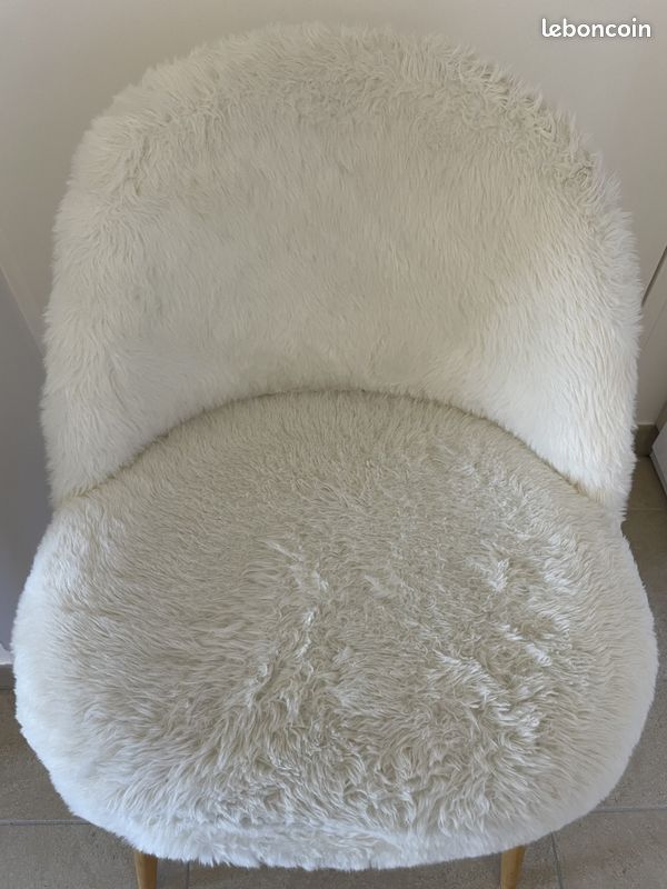 Chaise fausse foutrure pieds bois (image 2)