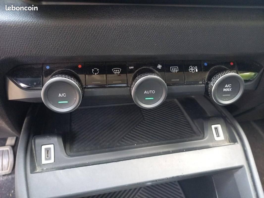 Citroën C4 BlueHDi 130 S&S EAT8 - Feel Pack (image 15)