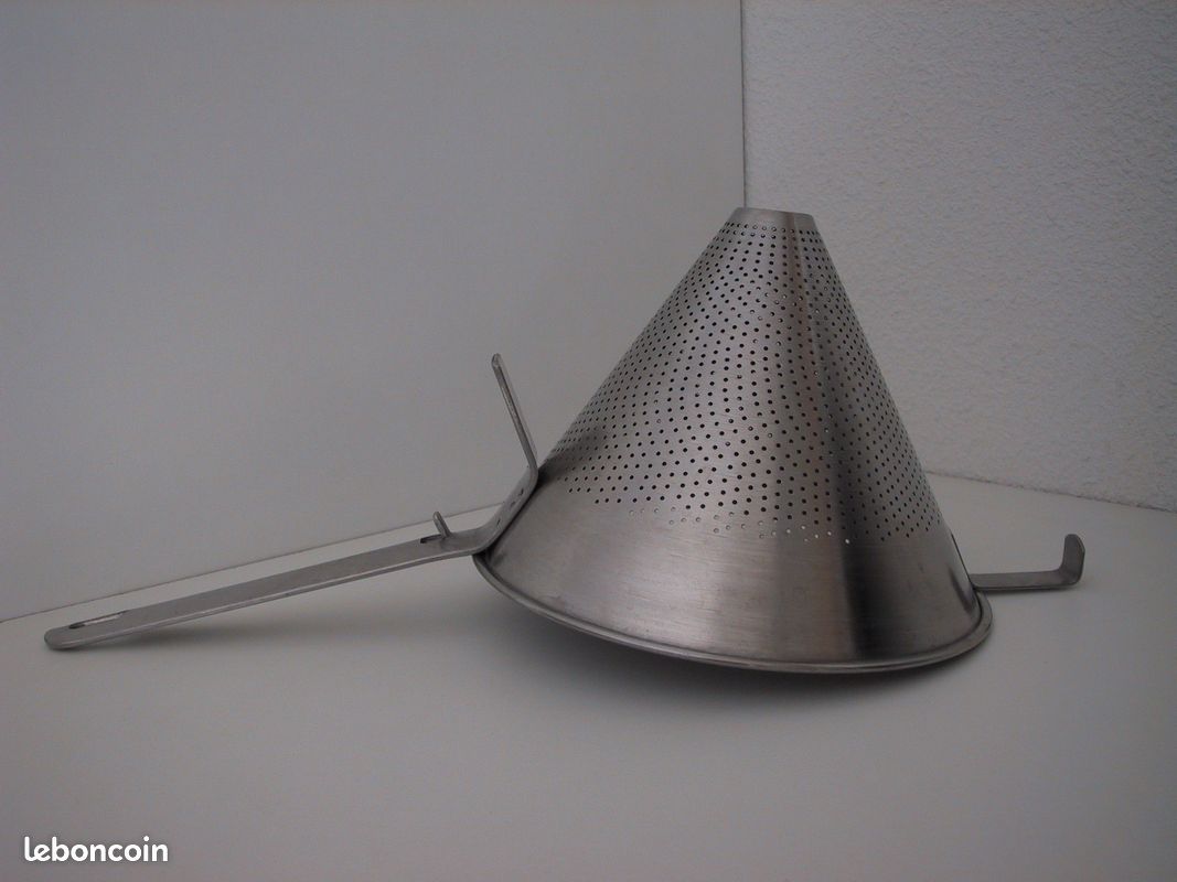 CHINOIS -- Passoire INOX -- D 20 cm -- années 90 (image 3)