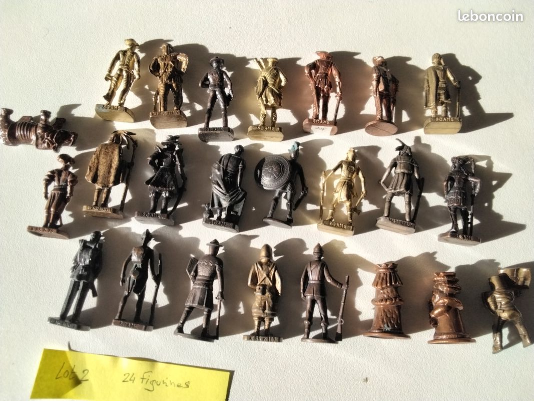 Lot de soldats en fer plusieurs sorte de personnages collection kinder 1980/90