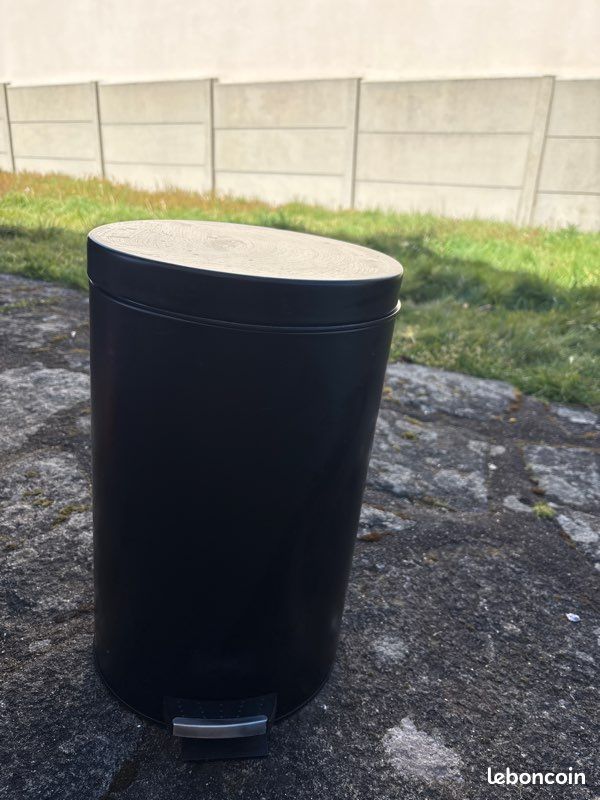 Poubelle 30l noire (image 1)