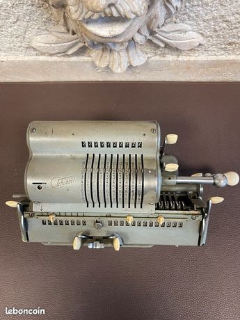 Une calculatrice mécanique Banque de photographies et d'images à haute résolution - Alamy Une calculatrice mécanique Banque de photographies et d'images à haute résolution - Alamy