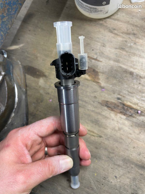 Injecteur Renault origine 2.0 dci 175 (image 3)