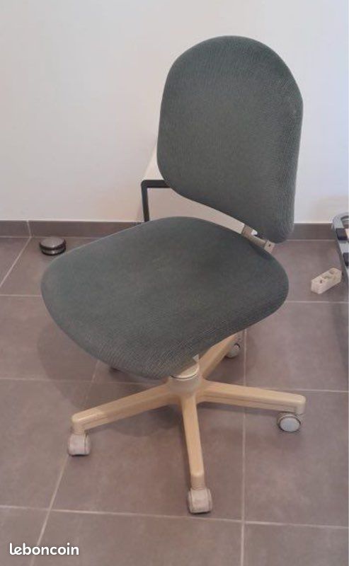 Bureau et chaise roulante (image 2)