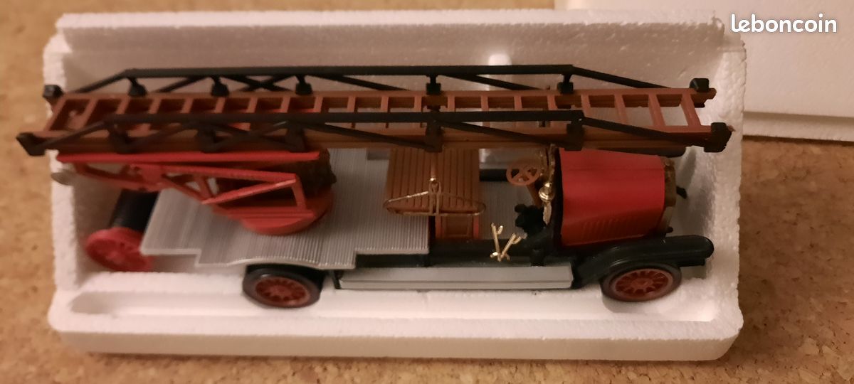 WIKING, MAGIRUS LF16 pompier grande échelle, échelle 1/87, WIK086398