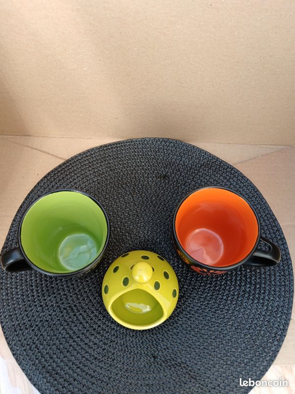 Vend trio de jolies tasses et son petit contenant à thé ou petite sucrière (image 2)