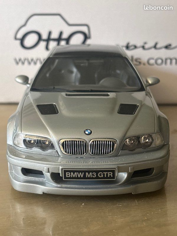 AUTO BMW M3 E30 NOIR EN HORLOGE MINIATURE SUR SOCLE 04