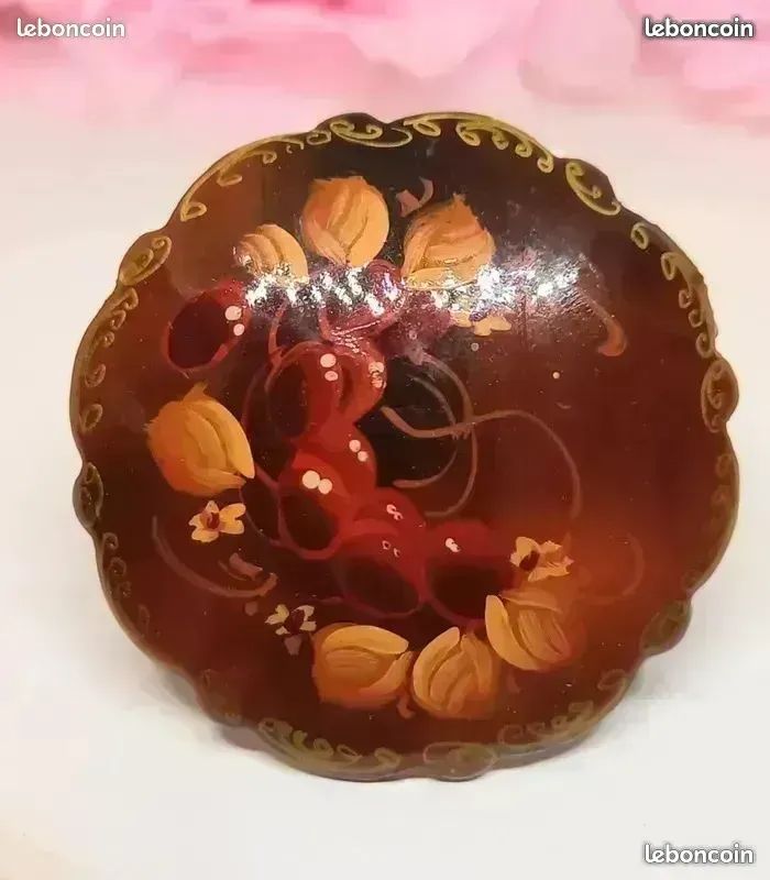 Broche russe ancienne Art Nouveau en or et émail guilloché de diamants - En vente sur France