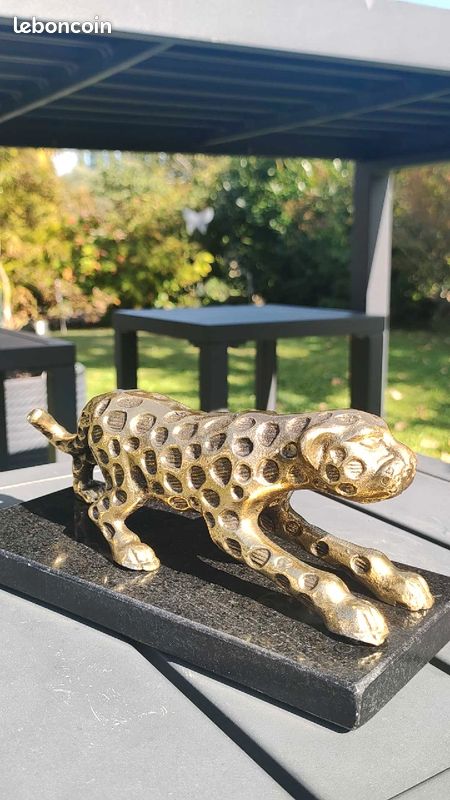 Figurine Jaguar/Léopard se faufilant vers sa proie, en aluminium doré sur socle marbre noir 20x9 cm (image 2)