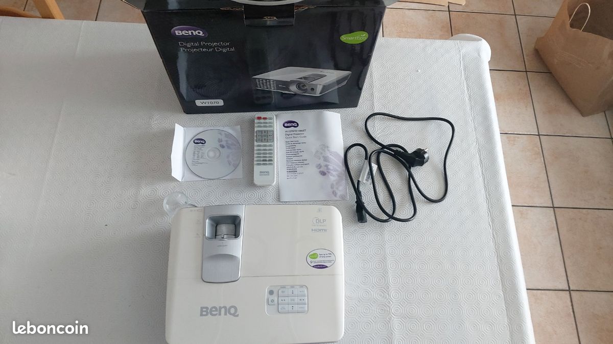 VIDÉOPROJECTEUR Benq w 1070 (image 3)