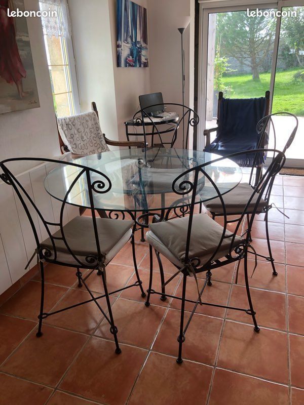 Table ronde en verre et fer forgé noire Roche Bobois et ses 4 chaises (image 1)