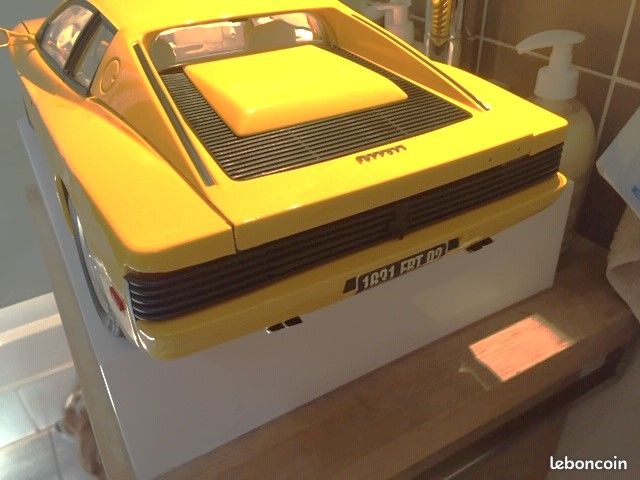 Yoryi (puntocom) - Modelismo y - Ferrari Testarossa 1/8 pocher - Mesa de trabajo
