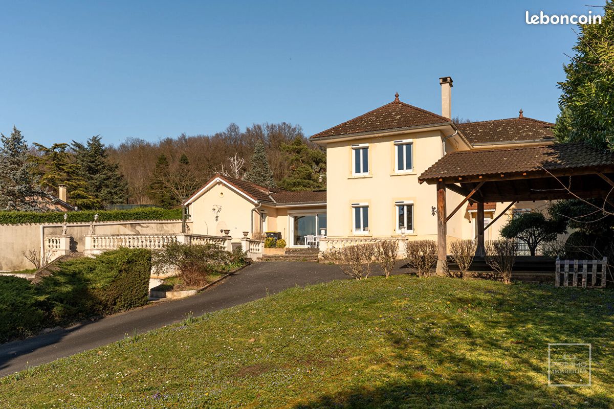 Maison 9 pièces 300 m² · à Reyrieux · 300 m² · 749 000 €