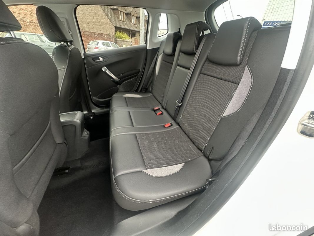 Peugeot 2008 1.6 BlueHDi 120 Allure + Options (image 10)
