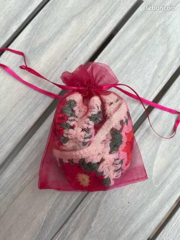 Chouchou élastique en crochet – Fleurs roses (image 8)