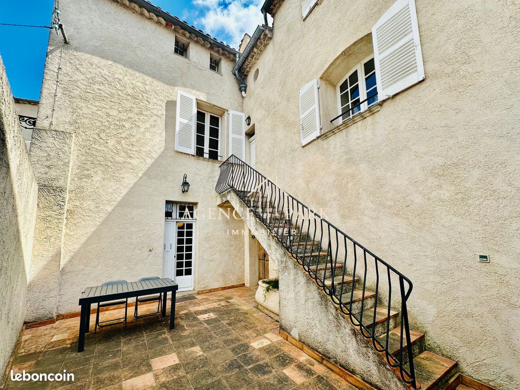 Maison 7 pièces 243 m² · à Roquebrune-sur-Argens · 243 m² · 450 000 €