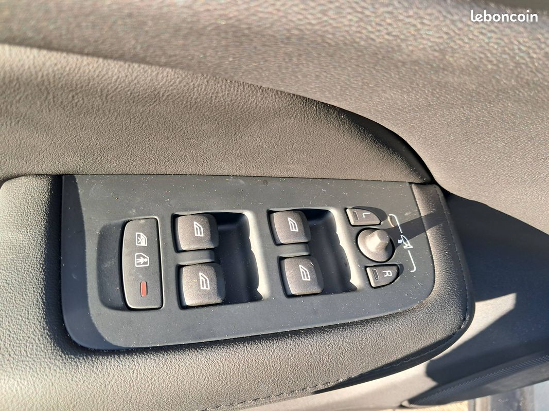 VOLVO V60 T6 AWD Hybride Rechargeable 253 ch + 145 ch Geartronic 8 Plus Style Dark (image 26)