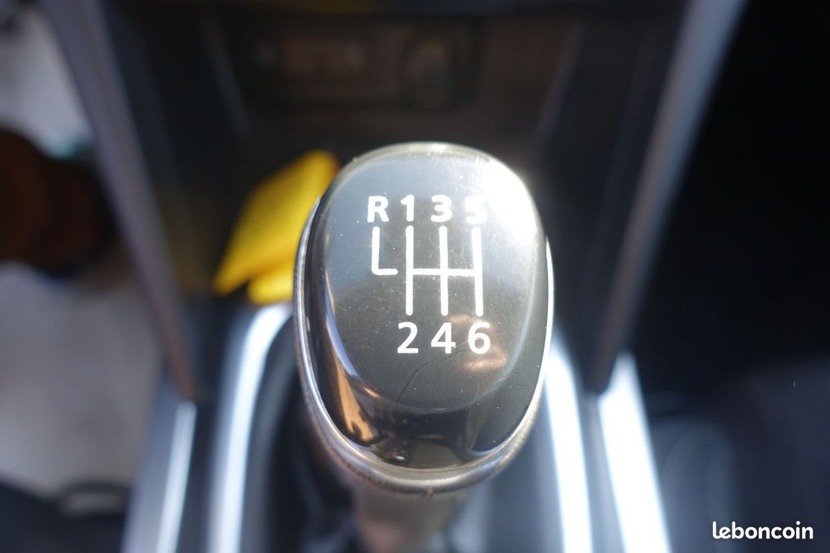 Renault MEGANE IV 1.2 TCE 100CH ENERGY LIMITED (image 14)