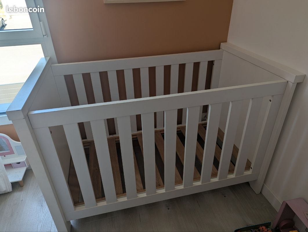 Lit à barreaux bébé en bois blanc (image 1)