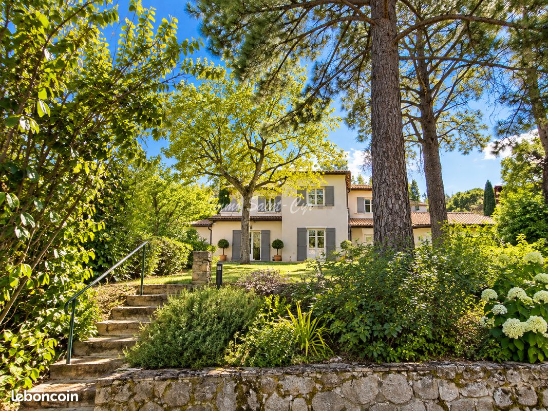 Maison 8 pièces 208 m² · à Saint-Cyr-au-Mont-d'Or · 208 m² · 1 550 000 €