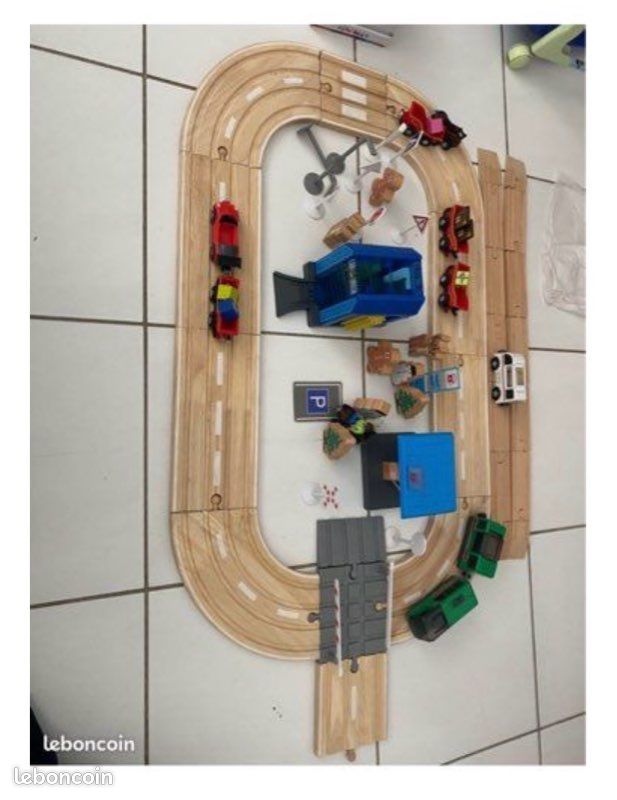 Train et rails en bois (image 1)