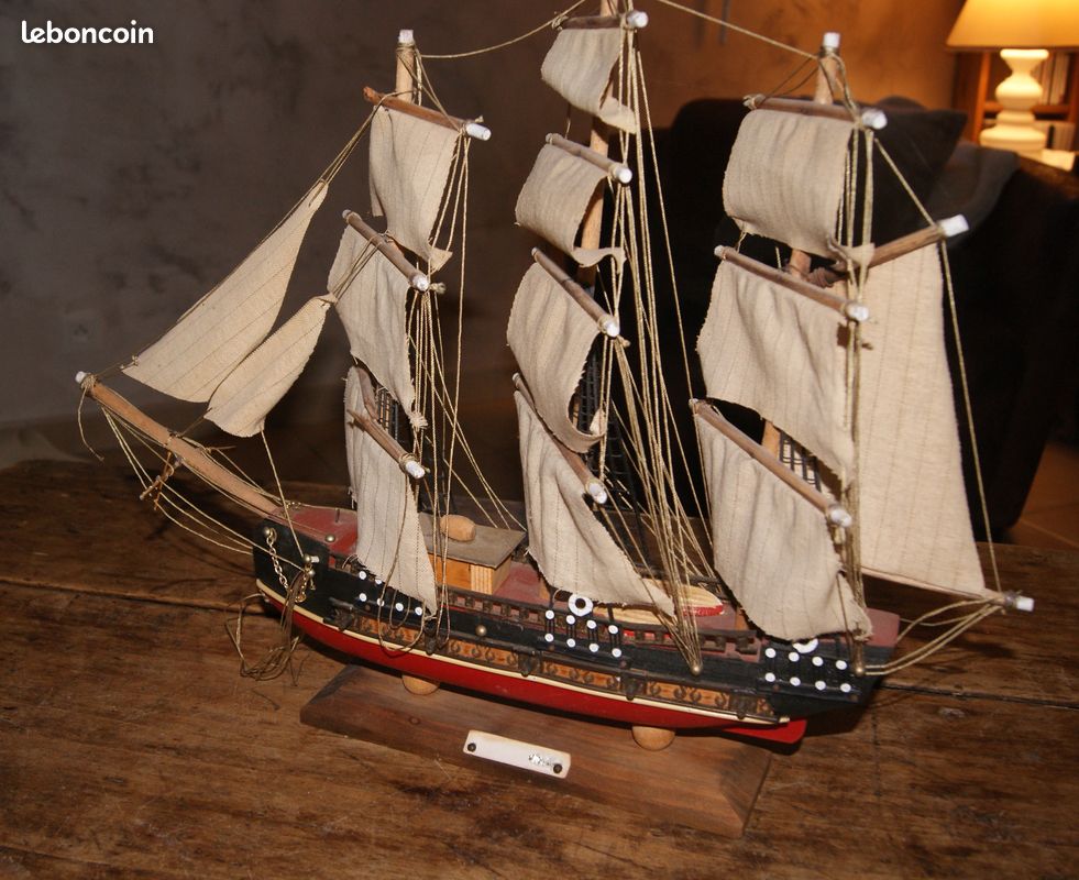 Maquette De Bateau 3 Mats En Bois - 16 Cm De Long - Voilage En Tissu - Occasion - Fabriqué En France