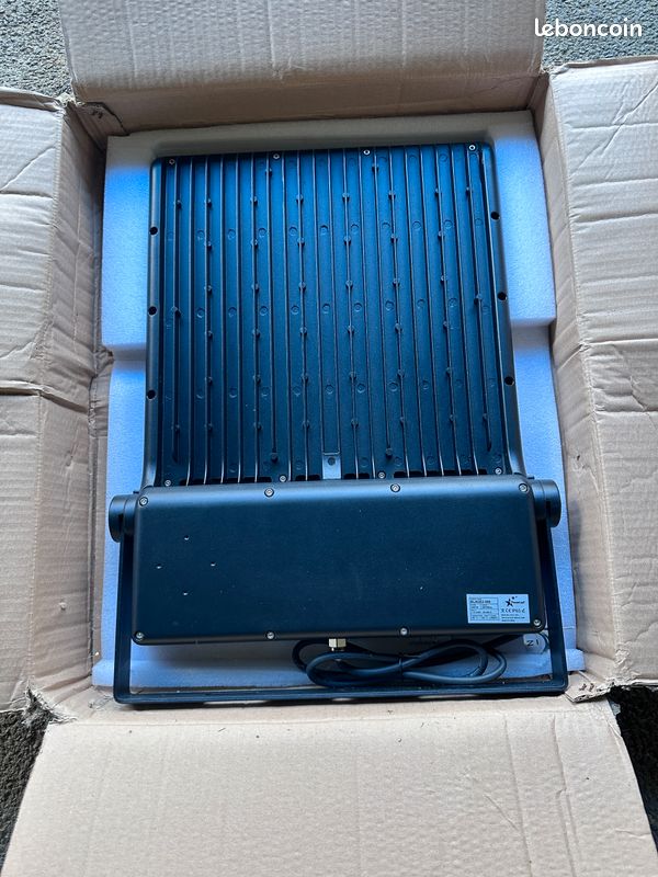 Projecteur PowerLED Blade2 neuf , 300 W, 42000 lm, 468 LED, IP65, 5000k Blanc 240V c.a (image 2)