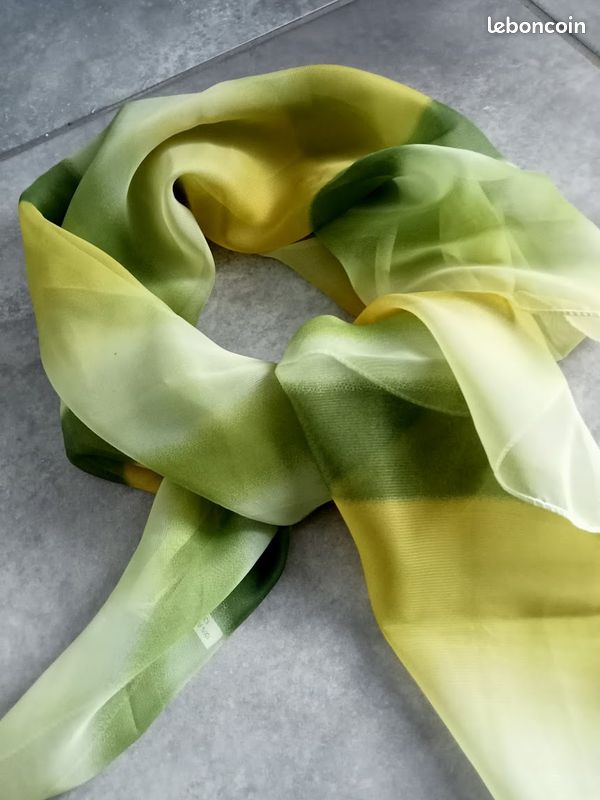Foulard en soie jaune citron vert, teint à la main Foulard 100 % soie de mûrier - France