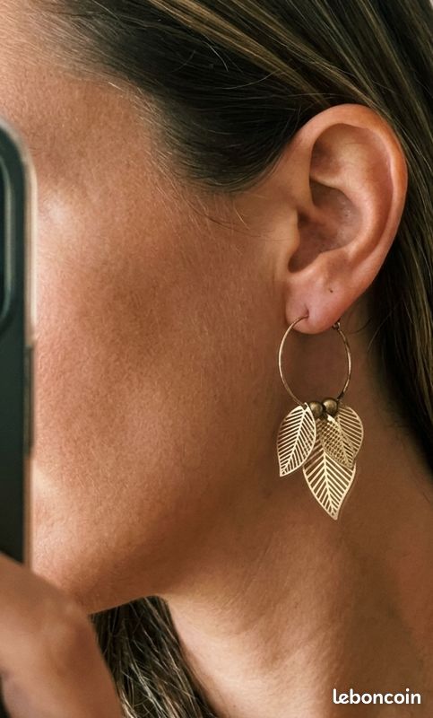 Boucles d’oreilles dorées avec pendentifs feuilles (image 1)