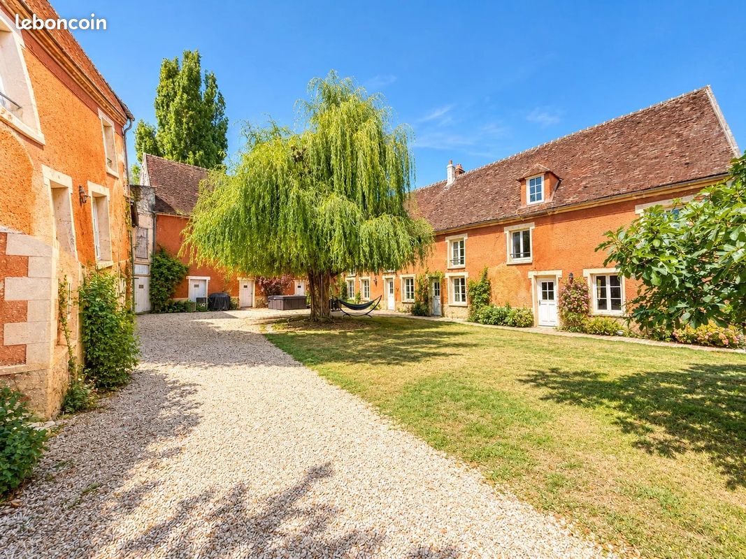 Maison 7 pièces 258 m² · à Crécy-la-Chapelle · 258 m² · 629 000 €