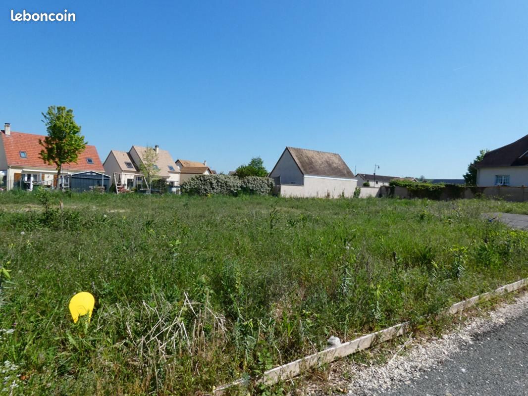 Terrain 840 m² · à Oulins · 138 000 €