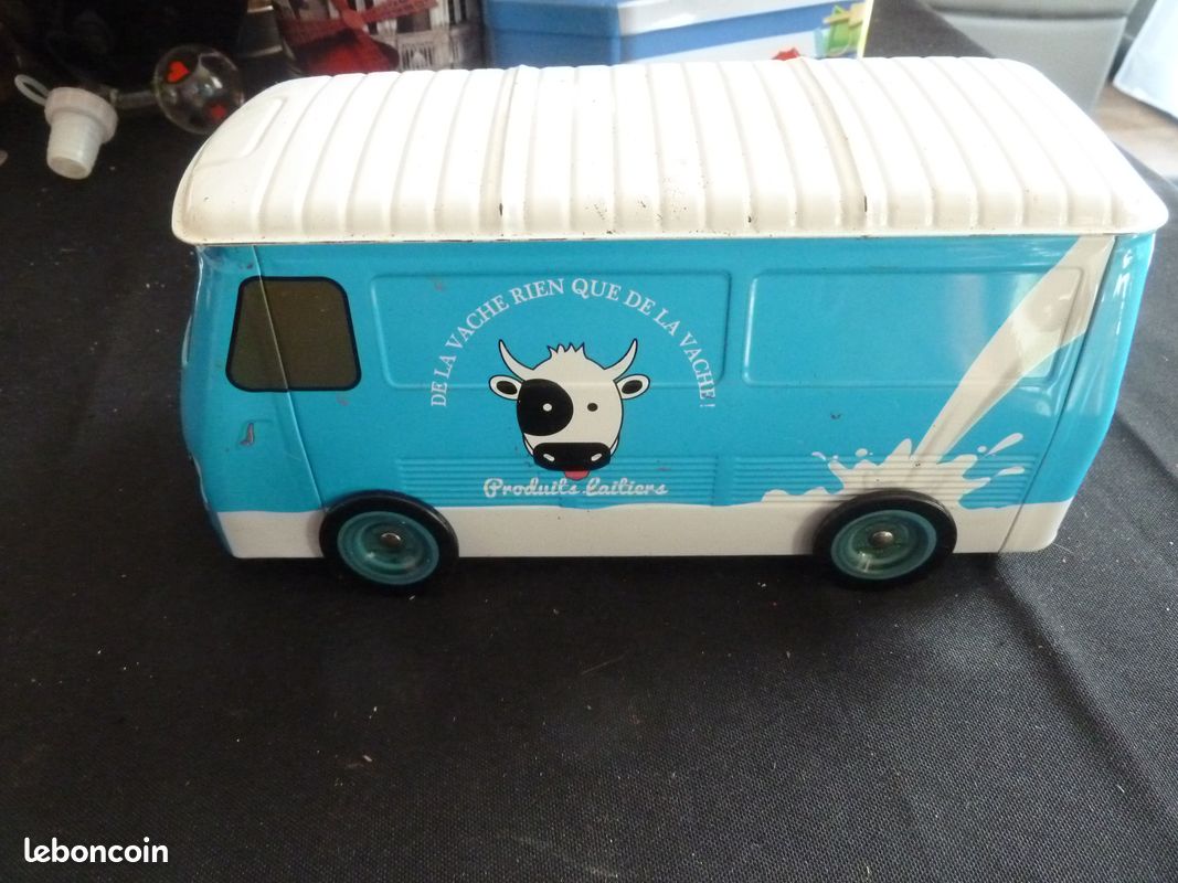 Ncienne boîte à gâteaux ou à biscuits en métal lithographié en forme de fourgonnette Peugeot J7 publicitaire sur le thème des produits laitiers (« De la vache, rien que de la vache  » (image 5)