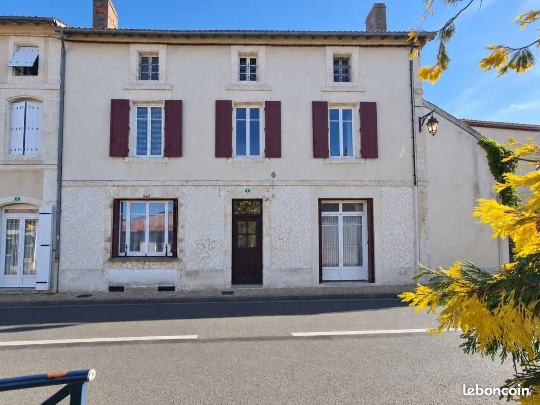 Maison 8 pièces 226 m² · à Saint-Laurent-de-Céris · 226 m² · 137 000 €