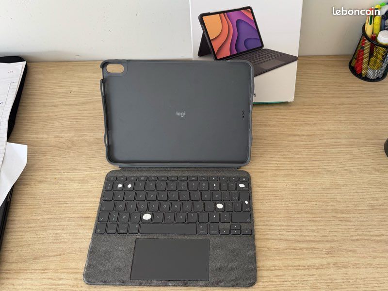 Clavier officiel Logitech Combo Touch pour iPad Air 11 (image 1)