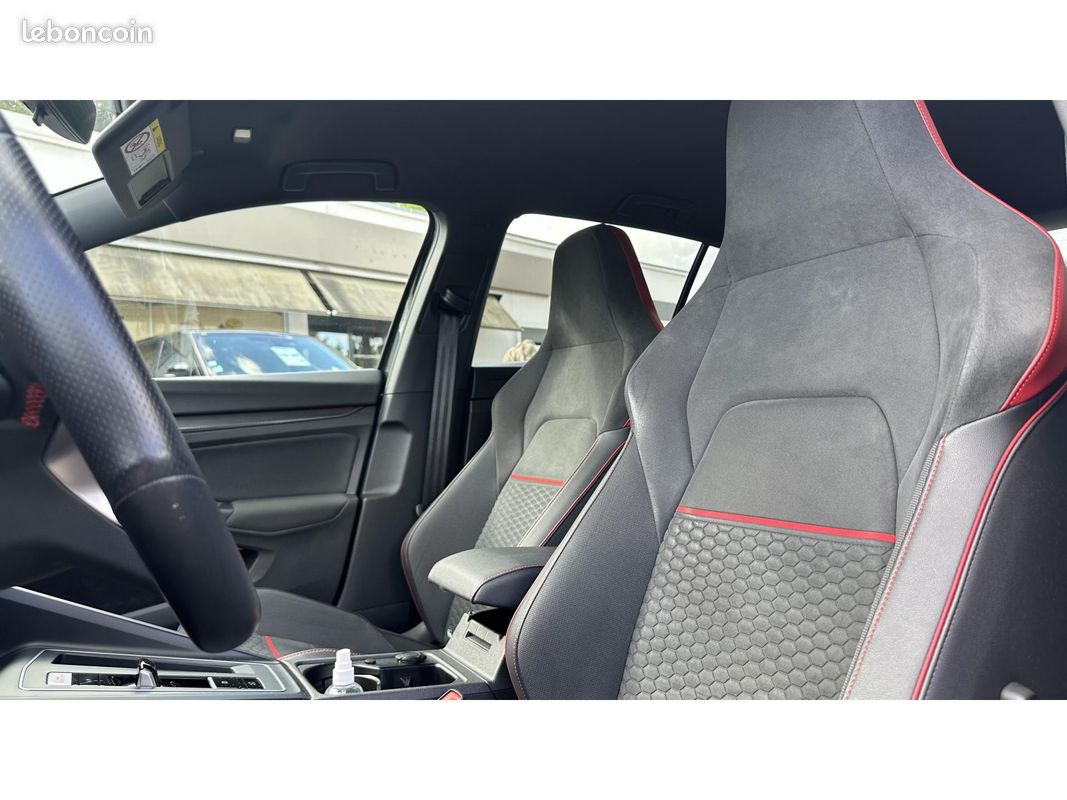VOLKSWAGEN GOLF 2.0 TSI - 300 - BV DSG 7 VIII BERLINE GTI Clubsport PHASE 1 (image 24)