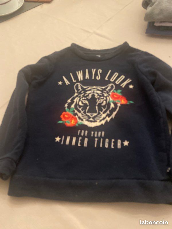 Pull bleu marine à motifs très (image 1)